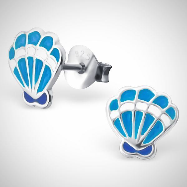 zilveren oorknopjes in de vorm van blauwe schelpen.