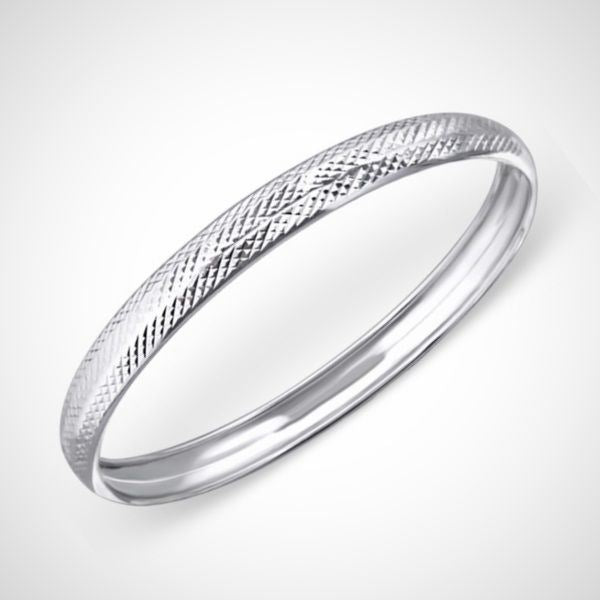 Damesarmband van 925 sterling zilver. De armband is bewerkt met fijne lijntjes.